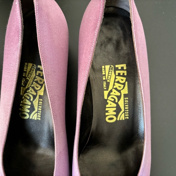 Salvatore Ferragamo lilac satin pumps with rhinestone embellishments - Picture 3 of 7